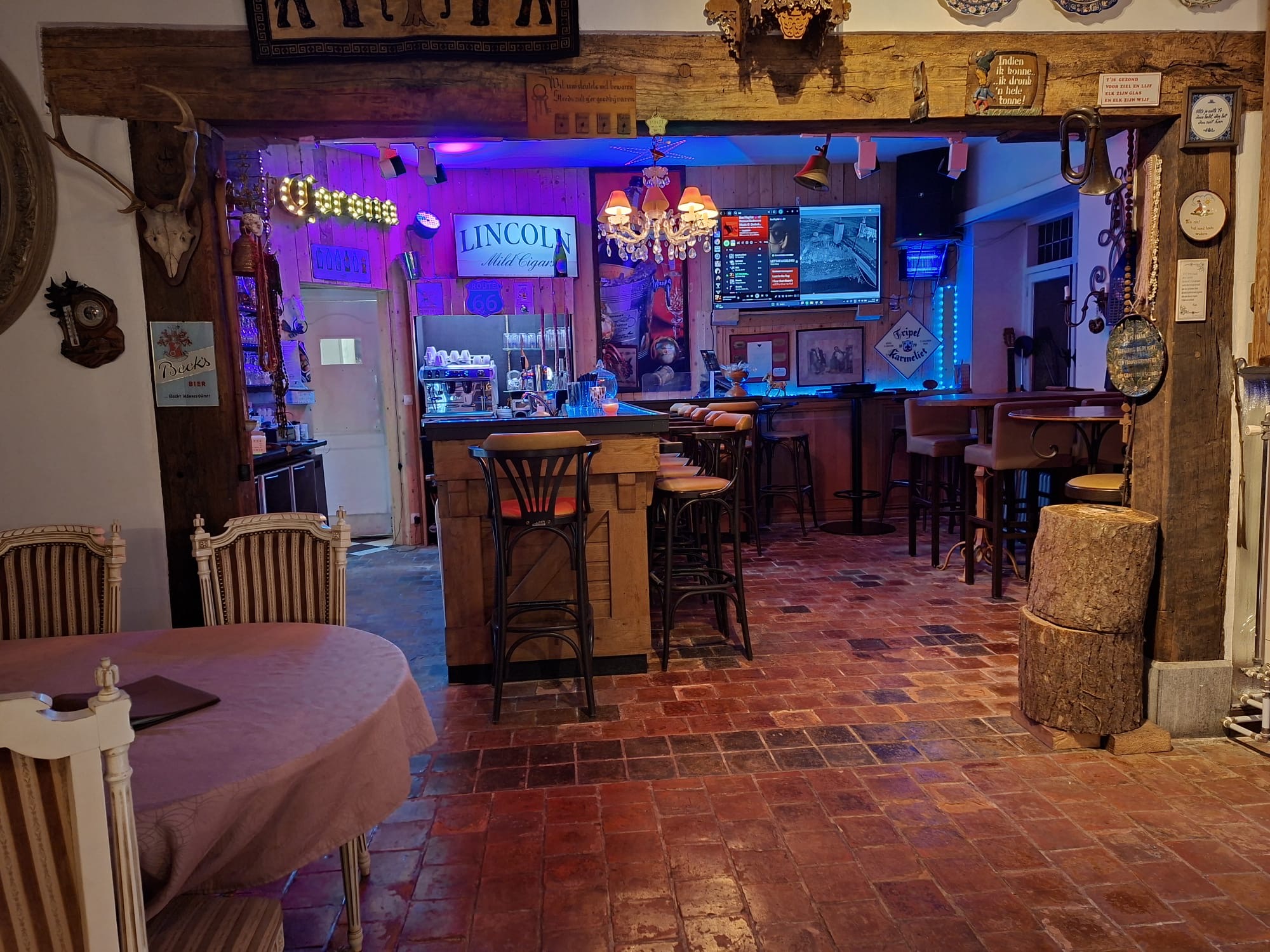 De bar met neonverlichting in De Swingende Molen